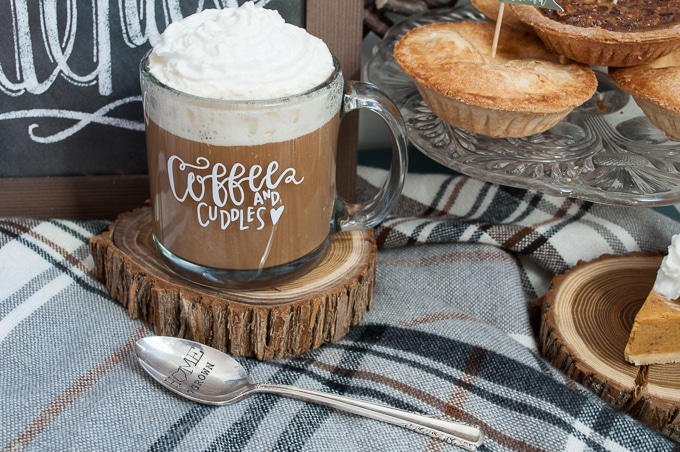 Love this cute Thanksgiving Pie Bar! So unique and fun. Leave room for desserts - especially those mini pies!