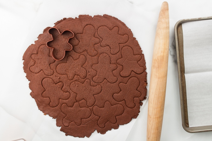 Gingerbread Men Cookie Garland - create this cute craft by making a cinnamon applesauce dough. These are adorable and make your house smell like Christmas cookies!