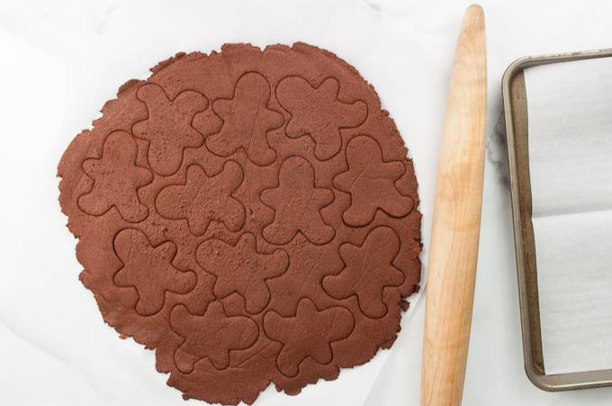 Gingerbread Men Cookie Garland - create this cute craft by making a cinnamon applesauce dough. These are adorable and make your house smell like Christmas cookies!