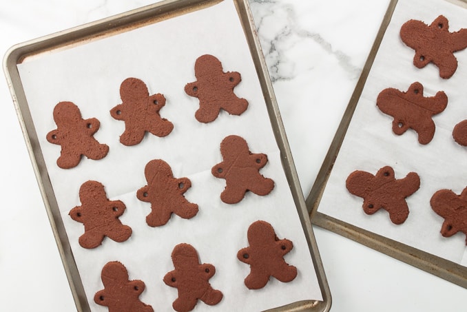 Gingerbread Men Cookie Garland - create this cute craft by making a cinnamon applesauce dough. These are adorable and make your house smell like Christmas cookies!