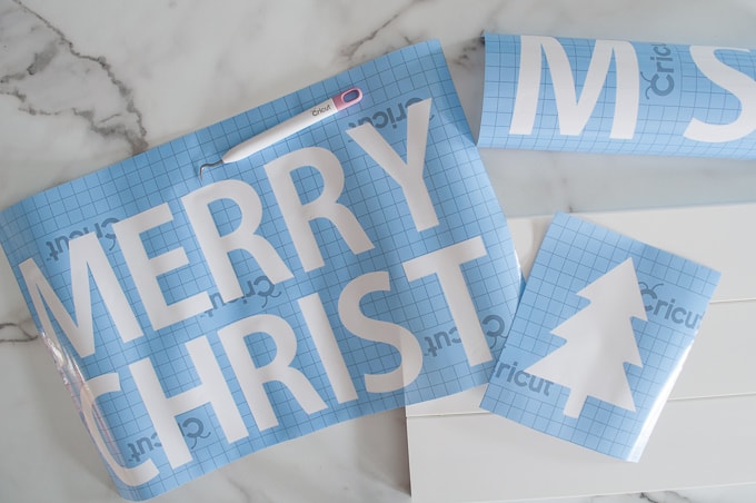 Tutorial for making a DIY Merry Christmas wooden sign. Such a great Christmas decoration craft! Make the stencil using your Cricut Explore!