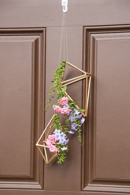 Pretty idea and unique take on a spring wreath! This geometric floral door hanger is gorgeous and a budget friendly way to create a unique spring decoration.