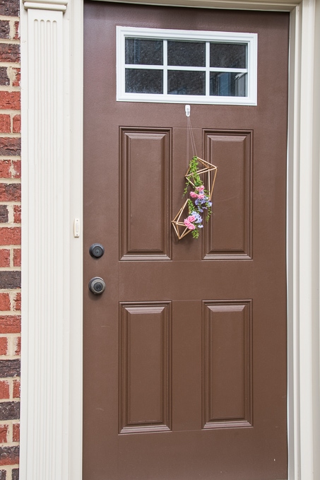 Pretty idea and unique take on a spring wreath! This geometric floral door hanger is gorgeous and a budget friendly way to create a unique spring decoration.