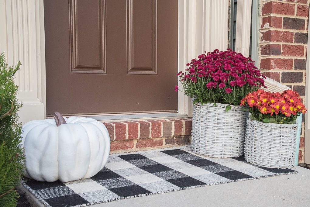 A simple and modern fall front porch. Decorate your front door for fall with gorgeous flowers and seasonal pumpkins.