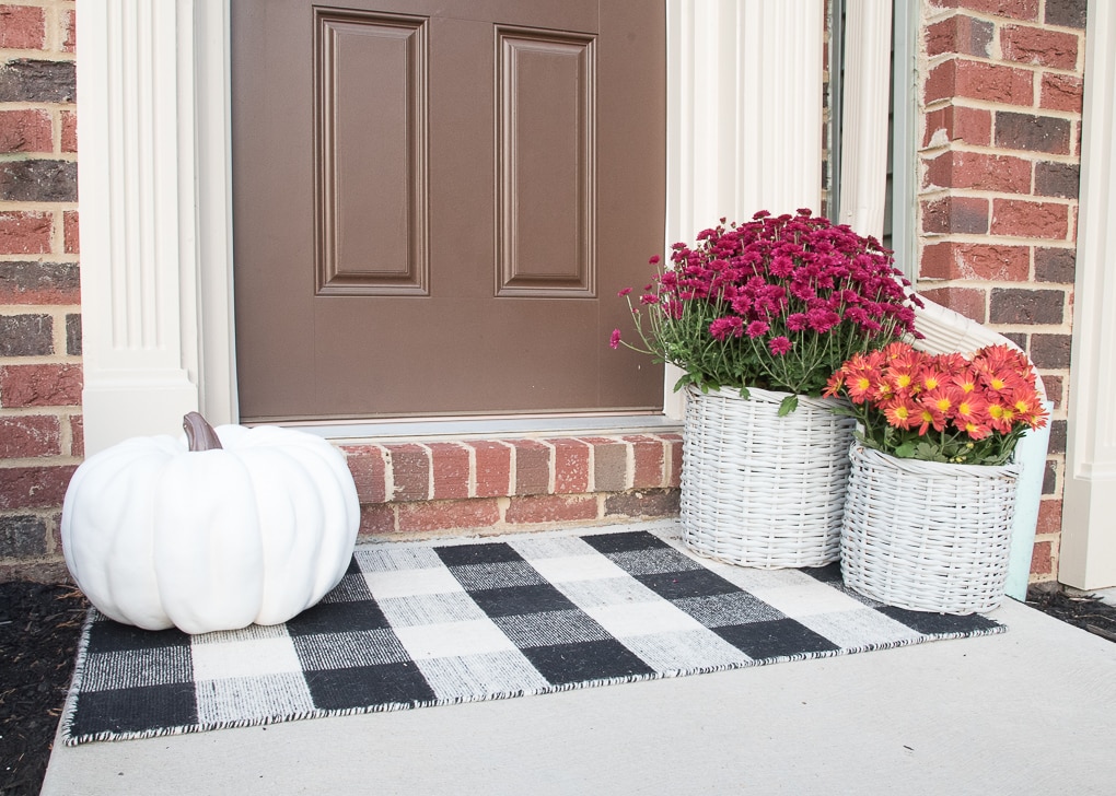 A simple and modern fall front porch. Decorate your front door for fall with gorgeous flowers and seasonal pumpkins.