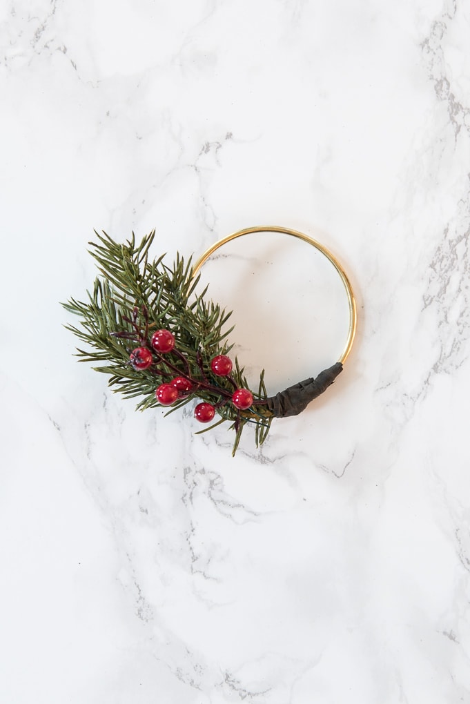 DIY Modern Christmas Wreath Ornament. Create this mini version of a modern gold wreath with faux greenery. Super easy tutorial for a cute ornament.