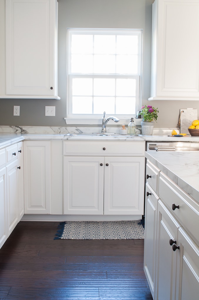 Organized kitchen cabinets and drawers. Functional and practical solutions for kitchen organizing problems. Get rid of the clutter and learn exactly what organizing products to buy.